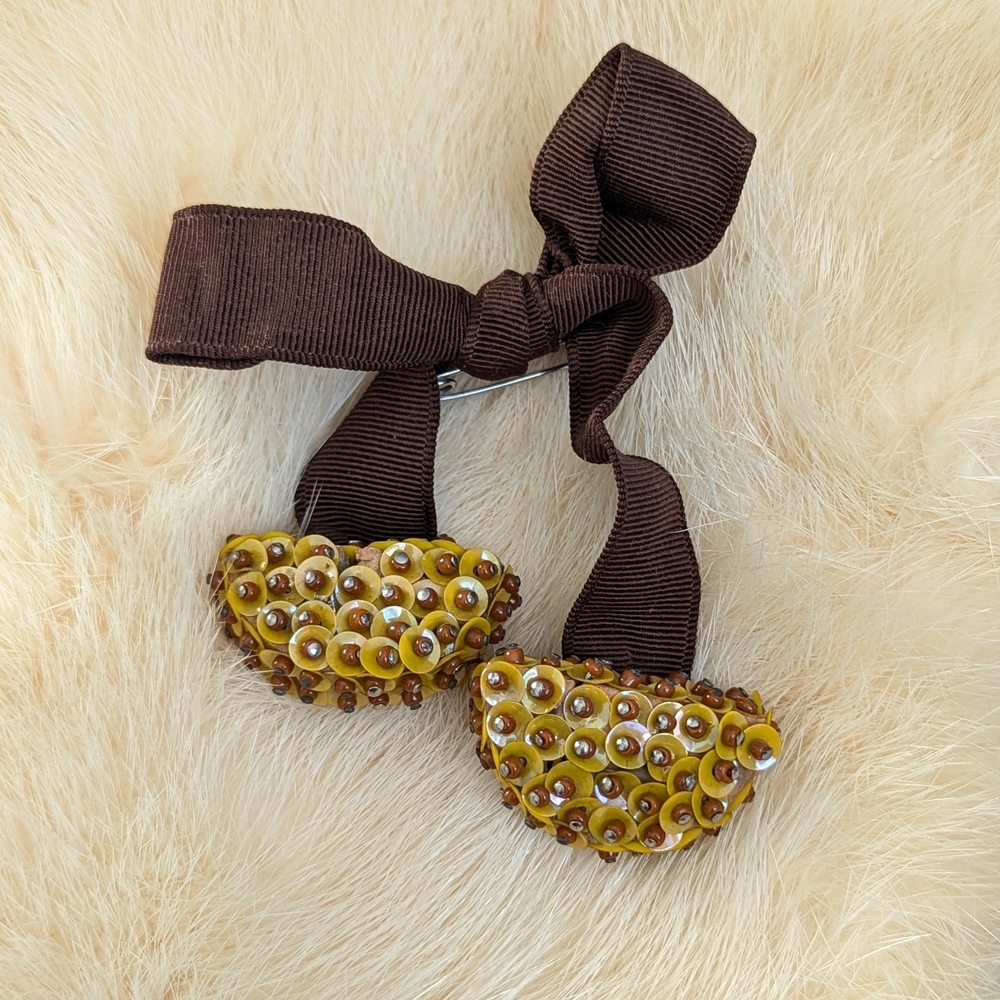 Ribbon Pin Brooch Beaded Design 1940's, Vintage Sweater Girl Handcrafted
